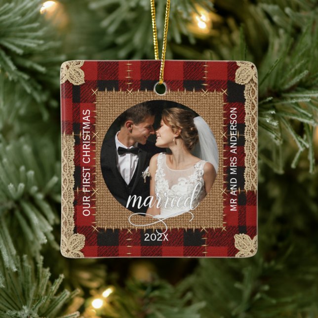 Adorno De Cerámica Rustic Wood Plank Plaid First Christmas Married  (Árbol)