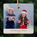 Adorno De Cerámica Rústica moderna foto copo de nieve nombre familia<br><div class="desc">Agradable ornamento fotográfico con modernos y rústicos copos de nieve en papel y su propio nombre y año familiar personalizado. En la parte de atrás hay otro copo de nieve cortado en papel Krafty sobre el verde polvoriento de moda.</div>