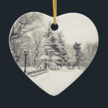 Adorno De Cerámica Ruta de invierno de Central Park - Nueva York<br><div class="desc">Esta bonita foto de arte en blanco y negro es de un hermoso camino en Central Park, Nueva York cubierta de nieve. Los suaves tonos vintage acentúan los pinos altos, sus ramas repletas de nieve, que se encuentran a lo lejos junto a los bancos del parque con nieve. Los árboles...</div>
