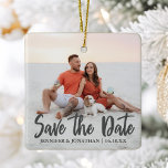Adorno De Cerámica Salven a los Navidades de fotografía de parejas ro<br><div class="desc">Salven la Nueva Fecha escrita en moda tipografía gris negrita en esta foto romántica de compromiso de honor de Navidad. Añade tu propia fotografía de pareja de sangre completa en este minimalista único Save the Date y personaliza los detalles del boda sobre la fotografía. Esta idea de invitación a bodas...</div>