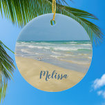 Adorno De Cerámica Sandpiper en la costa | Hermoso Personalizado de p<br><div class="desc">Hermosa playa adornada con magníficas fotografías de la costa, en las que aparece un paracaidista de bonito parado al borde de las olas del océano en un soleado día de verano. Unas bonitas olas de agua azul verdoso se extienden hasta la orilla de arena donde tu nombre está personalizado en...</div>