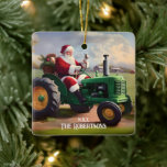 Adorno De Cerámica Santa Conduciendo un Tractor Verde<br><div class="desc">Se muestra a Santa Claus conduciendo el tractor verde de cada granjero en una granja.</div>