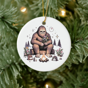 Adorno De Cerámica Sasquatch sosteniendo flores