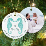 Adorno De Cerámica Seahorses Beach First Christmas Mr and Mrs Photo<br><div class="desc">Dos bonitos caballitos de mar purpurinas acuáticos son apropiados para este adorno de recién casados inspirado en la playa, celebrando la primera Navidad de la pareja feliz como señor. Y la señora hay una plantilla de fotos en la parte trasera para que sea fácil de personalizar. Si quieres hacer coincidir...</div>