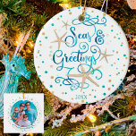 Adorno De Cerámica SEAs Tropical Greetings Beach Script Photo<br><div class="desc">Un giro divertido en los tradicionales "Saludos de la temporada" con las palabras SEAS & GREETINGS con un aspecto tropical, costero o de playa que le da a sus Navidades una decoración de vacaciones o una casa de playa. La moderna y elegante tipografía de escritura se encuentra en una relajante...</div>