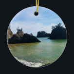 Adorno De Cerámica Secret Beach, Samuel H. Boardman, Oregon<br><div class="desc">En Secret Beach, en el corredor panorámico estatal Samuel H. Boardman, a lo largo de la costa sur de Oregón, podrá disfrutar de hermosas vistas. En Thunder Rock Cove, usted toma el sendero "Beach & Falls" que pasa por una cala y termina en Secret Beach. Su nombre es correcto, ya...</div>