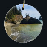 Adorno De Cerámica Secret Beach, Samuel H. Boardman, Oregon<br><div class="desc">En Secret Beach, en el corredor panorámico estatal Samuel H. Boardman, a lo largo de la costa sur de Oregón, podrá disfrutar de hermosas vistas. En Thunder Rock Cove, usted toma el sendero "Beach & Falls" que pasa por una cala y termina en Secret Beach. Su nombre es correcto, ya...</div>