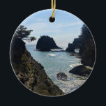 Adorno De Cerámica Secret Beach, Samuel H. Boardman, Oregon<br><div class="desc">En Secret Beach, en el corredor panorámico estatal Samuel H. Boardman, a lo largo de la costa sur de Oregón, podrá disfrutar de hermosas vistas. En Thunder Rock Cove, usted toma el sendero "Beach & Falls" que pasa por una cala y termina en Secret Beach. Su nombre es correcto, ya...</div>