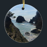 Adorno De Cerámica Secret Beach, Samuel H. Boardman, Oregon<br><div class="desc">En Secret Beach, en el corredor panorámico estatal Samuel H. Boardman, a lo largo de la costa sur de Oregón, podrá disfrutar de hermosas vistas. En Thunder Rock Cove, usted toma el sendero "Beach & Falls" que pasa por una cala y termina en Secret Beach. Su nombre es correcto, ya...</div>