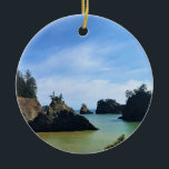 Adorno De Cerámica Secret Beach, Samuel H. Boardman, Oregon<br><div class="desc">En Secret Beach, en el corredor panorámico estatal Samuel H. Boardman, a lo largo de la costa sur de Oregón, podrá disfrutar de hermosas vistas. En Thunder Rock Cove, usted toma el sendero "Beach & Falls" que pasa por una cala y termina en Secret Beach. Su nombre es correcto, ya...</div>