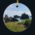 Adorno De Cerámica Secret Beach, Samuel H. Boardman, Oregon<br><div class="desc">En Secret Beach, en el corredor panorámico estatal Samuel H. Boardman, a lo largo de la costa sur de Oregón, podrá disfrutar de hermosas vistas. En Thunder Rock Cove, usted toma el sendero "Beach & Falls" que pasa por una cala y termina en Secret Beach. Su nombre es correcto, ya...</div>