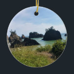 Adorno De Cerámica Secret Beach, Samuel H. Boardman, Oregon<br><div class="desc">En Secret Beach, en el corredor panorámico estatal Samuel H. Boardman, a lo largo de la costa sur de Oregón, podrá disfrutar de hermosas vistas. En Thunder Rock Cove, usted toma el sendero "Beach & Falls" que pasa por una cala y termina en Secret Beach. Su nombre es correcto, ya...</div>