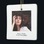 Adorno De Cerámica Sencilla foto de Boda involucrado de amor al cuadr<br><div class="desc">Merry Minimalista moderno y Boda simple de fotografía casada o adorno cerámico de compromiso. Crea tus propios Navidades ornamentos personalizados vacaciones añadiendo tus fotos bodas delante y atrás, haz tu propio monograma con iniciales, escribe fecha, año y cualquier mensaje de amor. Una plantilla de diseño con audaces tipografías en blanco...</div>