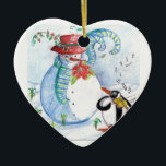ADORNO DE CERÁMICA SERENADE INVIERNO DE SNOWMAN Y PENGUIN<br><div class="desc">Pintado original de color pastel caprichoso,  pintado en tonos rojos azules y blancos,  muñeco de nieve y pingüino tocando violín en la nieve de invierno con flores rojas,  florido.de Bulgan Lumini (c)</div>