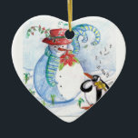 ADORNO DE CERÁMICA SERENADE INVIERNO DE SNOWMAN Y PENGUIN<br><div class="desc">Pintado original de color pastel caprichoso,  pintado en tonos rojos azules y blancos,  muñeco de nieve y pingüino tocando violín en la nieve de invierno con flores rojas,  florido.de Bulgan Lumini (c)</div>