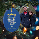Adorno De Cerámica Shalom Peace on Earth Hanukkah Holiday Photo<br><div class="desc">Shalom Peace on Earth Hanukkah Holiday Photo Ornament - ¡el complemento perfecto para tu familia interreligiosa! Azul Hanukkah festivo con una menorah plateada elegante y el oro Hebreo Shalom - ¡Paz en la Tierra! Fácil de personalizar con texto, fuentes y colores. Creado por el diseñador de Zazzle pro BK Thompson...</div>