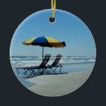 Adorno De Cerámica Sillas de playa en Daytona Beach<br><div class="desc">Una fotografía de relajación de la playa que muestra 2 sillas de playa y un paraguas azul y amarillo que se sienta en la línea de la playa de Daytona Beach, la Florida. Esta fotografía de la playa está disponible en tarjetas modificadas para requisitos particulares, sellos, tazas, las bolsas de...</div>