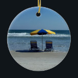 Adorno De Cerámica Sillas de playa en la línea de la playa<br><div class="desc">Una fotografía de escena hermosa de la playa que ofrece 2 sillas de playa y un paraguas que se sienta en la línea de la playa de Daytona Beach. Una vista escénica pacífica de la playa está disponible en muchos productos modificados para requisitos particulares que harían los grandes regalos de...</div>