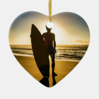 Silueta de la persona que practica surf durante