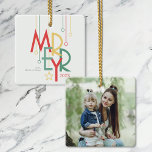 Adorno De Cerámica Simple Fotos merry Rojo Amarillo<br><div class="desc">Estos adornos de cerámica cuadrada de 2, 75" x 2, 75" muestran la palabra "Merry" en un tipo de letra de estilo deco vintage,  con adornos minimalistas modernos. Añade tu nombre y año.</div>