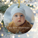 Adorno De Cerámica Simple My First Christmas Baby Photo<br><div class="desc">Simple My First Christmas Baby Photo Ceramic Ornament es un elegante y moderno ornamento navideño con el nombre del bebé que aparece en la tipografía clásica en blanco sobre tu fotografía de tamaño completo.</div>