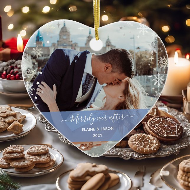 Adorno De Cerámica Simplemente después de + nuestra primera Navidad 2 (Merrily Ever After 1st Christmas Ornament Newlyweds 2 Photos Elegant Modern Calligraphy Snowflakes)