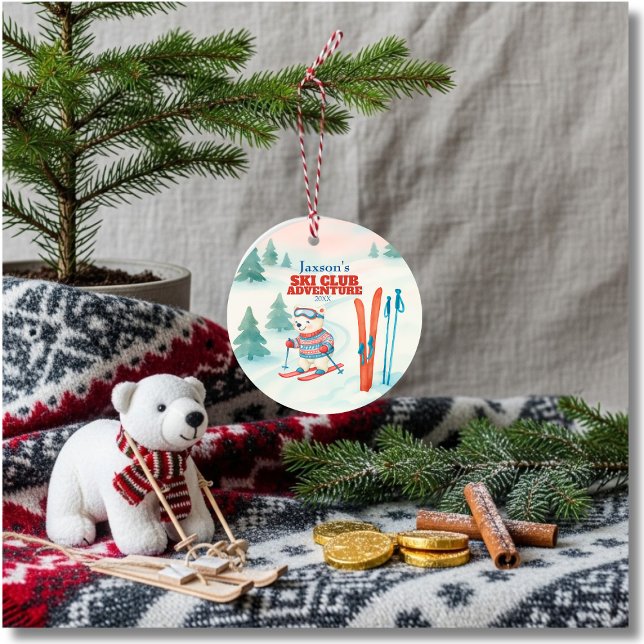 Adorno De Cerámica Ski Club Adventure Baby Polar Bear (Ski Club Adventure Baby Polar Bear Ceramic Ornament)