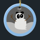 Adorno De Cerámica Snow Panda<br><div class="desc">¡Este adorable panda de nieve personalizado está hecho de hielo,  nieve y ramas! Ciertamente no tu tradicional muñeco de nieve,  ¡mucho más lindo y juguetón! ¡Rawr!</div>