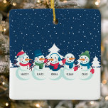 Adorno De Cerámica Snowman 5 Navidades personales familiares<br><div class="desc">Canto de Navidades Personalizado de la Familia Snowman 5 Persona. Cálido ornamento de Navidad de 5 personas en familia de snowman. Hace que los Navidades personalizados sean el regalo perfecto para las vacaciones.</div>