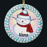Adorno De Cerámica Snowman Angel<br><div class="desc">Ornamento de Snowman Angel, camiseta y regalos del Ilustracion ArtMuvz. Coincidiendo con la camisa divertida de los hombres de nieve, aglutinante, tazón, adorno. Para personalizar agregar tu nombre o agregar texto en su lugar. Personalizar este adorno de muñeca de nieve para hacerlo único suyo o para dar como regalo personalizado...</div>