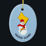 Adorno De Cerámica Snowman Colorguard<br><div class="desc">Un muñeco de nieve con una bandera y una bufanda con banderas es un humorístico diseño de guardia para los miembros de colorguard y de la guardia de invierno en cumpleaños y días festivos.</div>