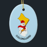 Adorno De Cerámica Snowman Colorguard<br><div class="desc">Un muñeco de nieve con una bandera y una bufanda con banderas es un humorístico diseño de guardia para los miembros de colorguard y de la guardia de invierno en cumpleaños y días festivos.</div>