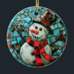 Adorno De Cerámica Snowman de vidrio contenido<br><div class="desc">Añade un toque caprichoso a tu decoración de vacaciones con nuestro encantador adorno personalizado de muñecos de nieve de cristal. Diseñado con exquisitos detalles y colores vibrantes, este encantador muñeco de nieve seguro traerá alegría a tu árbol de Navidad. Personalízalo con un nombre y el año de los Navidades para...</div>