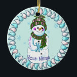 Adorno De Cerámica Snowman Granny<br><div class="desc">Granja de Snowman adornada por el Ilustracion ArtMuvz. vestimenta de muñeco de nieve a juego, camisetas, regalos de la abuela. Camiseta de navidad, regalos de Navidad y ropa de invierno. Para personalizar agregar tu nombre o agregar texto en su lugar. Personalizar este adorno de muñeca de nieve para hacerlo único...</div>