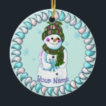 Adorno De Cerámica Snowman Granny<br><div class="desc">Granja de Snowman adornada por el Ilustracion ArtMuvz. vestimenta de muñeco de nieve a juego, camisetas, regalos de la abuela. Camiseta de navidad, regalos de Navidad y ropa de invierno. Para personalizar agregar tu nombre o agregar texto en su lugar. Personalizar este adorno de muñeca de nieve para hacerlo único...</div>
