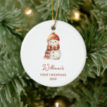 Adorno De Cerámica Snowman nombra la primera Navidad de un bebé<br><div class="desc">Ornamento cerámico de primer bebé de Navidad de un nutricionista rosado (Edición)</div>