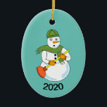 Adorno De Cerámica Snowman Plumber<br><div class="desc">Un muñeco de nieve sosteniendo un émbolo es un divertido diseño de regalo para los contratistas de fontanería en los cumpleaños y las vacaciones de invierno. Se puede cambiar la fecha.</div>