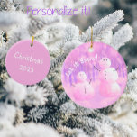 Adorno De Cerámica Snowman rosa y púrpura<br><div class="desc">Muy Bien. Este ornamento rosa y morado de muñecos de nieve puede ser personalizado en la parte de atrás con su propio mensaje. ¡Perfecto en el árbol de Navidad!</div>