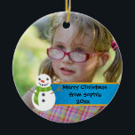 Adorno De Cerámica Snowman sobre la foto navideña de Blue and Red Mer<br><div class="desc">Hombre de nieve en un adorno navideño con fotos azules y rojas. Personalice la foto de su hijo y esto hará el regalo perfecto para abuelos, tías, tíos o cualquier persona. Utilice el botón Personalizar para cambiar el tipo de letra, el tamaño del tipo de letra, el color o la...</div>