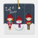 Adorno De Cerámica Snowman Winter Wonderland<br><div class="desc">Snowman Winter Wonderland Deja Que Nieva, Que Nieva, Que Nieva. Celebra la temporada con este divertido y caprichoso tema invernal. Este diseño de invierno consiste en un divertido y encantador muñeco de nieve y dos animados niños vestidos con sus suéteres de invierno más cálidos. Trae la diversión con los accesorios...</div>