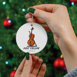 Adorno De Cerámica Sólo Cellin Cellist Performance Music Cello Person<br><div class="desc">Este adorno navideño "Just Cellin" hace un gran regalo para un violonchelista o como un regalo para ti mismo en los momentos en que te enfrentas o para cualquier ocasión especial. Añadir un nombre o año de vacaciones usando nuestro botón "Personalizado" arriba</div>