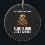 Adorno De Cerámica Solo un chico que ama a los perezosos y los videoj<br><div class="desc">Solo un chico que ama a los perezosos y los videojuegos Camiseta de jugador</div>