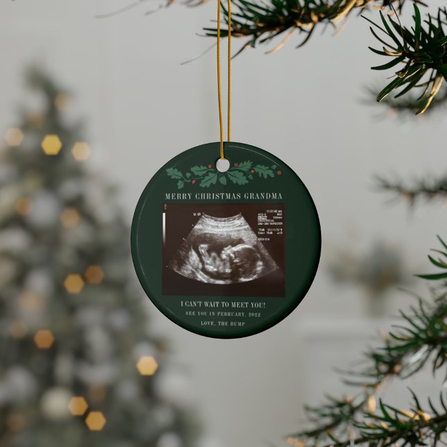Adorno De Cerámica Sonograma de embarazo de la abuela navideña (Pregnancy Announcement Sonogram Grandma Keepsake Ceramic Ornament)