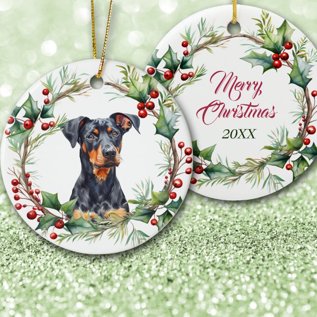 Adorno De Cerámica Soulful Doberman Pinscher Dog in Holly Twig Wreath (Subido por el creador)