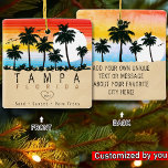 Adorno De Cerámica Souvenir de los años 80 de las palmeras retro de T<br><div class="desc">Diseño de playa retro Tampa para vacaciones. Tampa Florida Cities Vintage souvenir para viajar a Florida Beach Towns. Obra artística de playa de Tampa para turistas y mochileros de Florida. Un recuerdo retro de Tampa. Diseño para mochileros y viajes a Florida . Playa con recuerdo de Vintage para los turistas...</div>