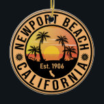 Adorno De Cerámica Souvenirs de época de Newport Beach California<br><div class="desc">Este retro diseño de Newport Beach de California Vintage hace un gran Navidad o regalo de cumpleaños para los aficionados a Newport Beach State Beach. El diseño retro de la vibra de verano es un regalo perfecto para los amantes de los viajes y los amantes del destino tropical.</div>