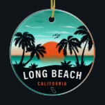 Adorno De Cerámica Souvenirs Retro Sunset de Long Beach California en<br><div class="desc">Souvenirs Long Beach California Retro Sunset Souvenirs 80. Long Beach California. Este diseño retro ofrece un gran Navidad o regalo de cumpleaños para los amantes de la playa de Long Beach. El diseño retro de las vibraciones de verano es un regalo perfecto para los amantes de los viajes y de...</div>