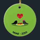 Adorno De Cerámica Spaghetti Meatball Romantic Date | Añadir su nombr<br><div class="desc">Este bonito y romántico ilustracion muestra a los dos pájaros negros Ludovico y Viola dándose una cita frente a un plato picante de espagueti y albóndigas. Un feliz corazón kawaii completa la escena. Diseño ideal de tu regalo de San Valentín para tu novio, novia, esposo o esposa. Puede Personalizar agregando...</div>
