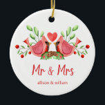 Adorno De Cerámica Sr. y Sra. Cardinal Lovebirds Personalizado<br><div class="desc">Decoren su árbol con este diseño "Mr. and Mrs.", que incluye una acuarela de bonito de dos cardenales rojos. Los pájaros son cara a cara, encaramados en verduras de temporada, con un corazón entre ellos. Debajo de "Mr. and Mrs." está escrito en divertida tipografía moderna y usted puede personalizar con...</div>