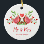 Adorno De Cerámica Sr. y Sra. Cardinal Lovebirds Personalizado<br><div class="desc">Decoren su árbol con este diseño "Mr. and Mrs.", que incluye una acuarela de bonito de dos cardenales rojos. Los pájaros son cara a cara, encaramados en verduras de temporada, con un corazón entre ellos. Debajo de "Mr. and Mrs." está escrito en divertida tipografía moderna y usted puede personalizar con...</div>